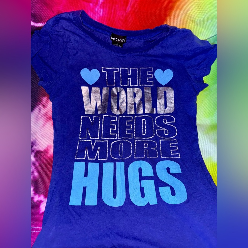100% Cotton! Juniors L Women Small THE WORLD NEEDS MORE HUGS Blue Silver T-Shirt - Picture 3 of 9